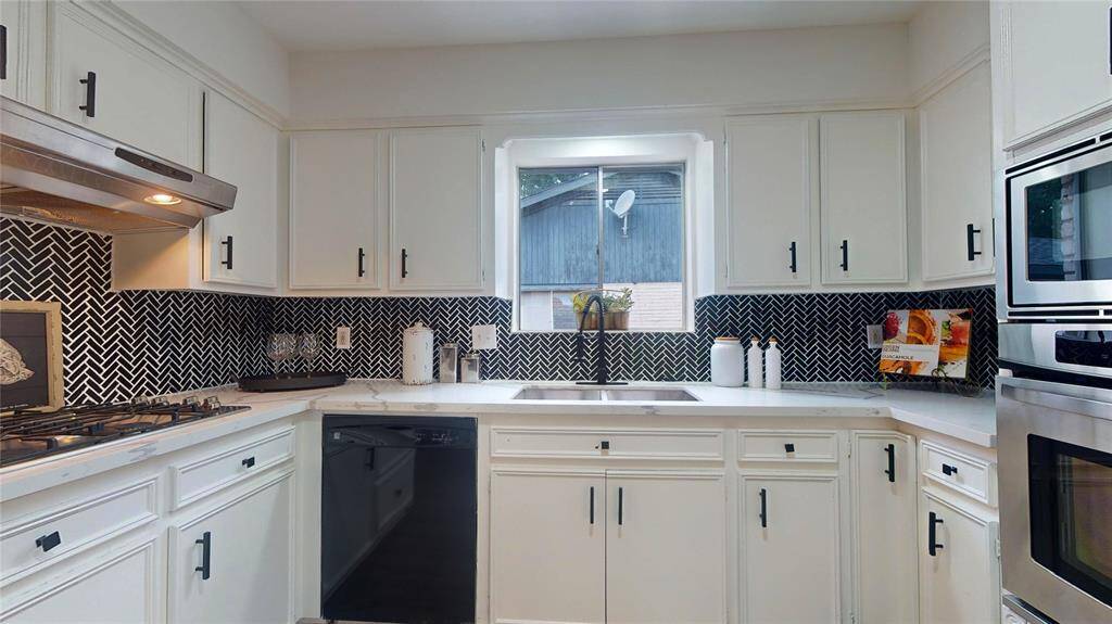 Lots and lots of cabinet space here, and the kitchen also has a pantry...