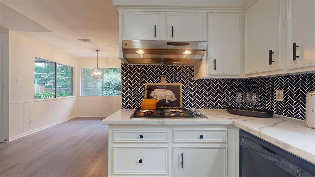 A bright, well designed kitchen just next to a large breakfast room flooded with natural light - what else could we ask for??