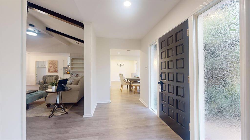 ... back to the entryway...