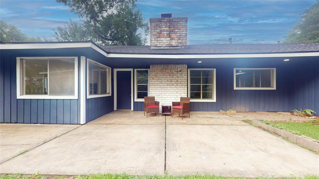 A large patio in the back to accommodate table, chairs, umbrella...