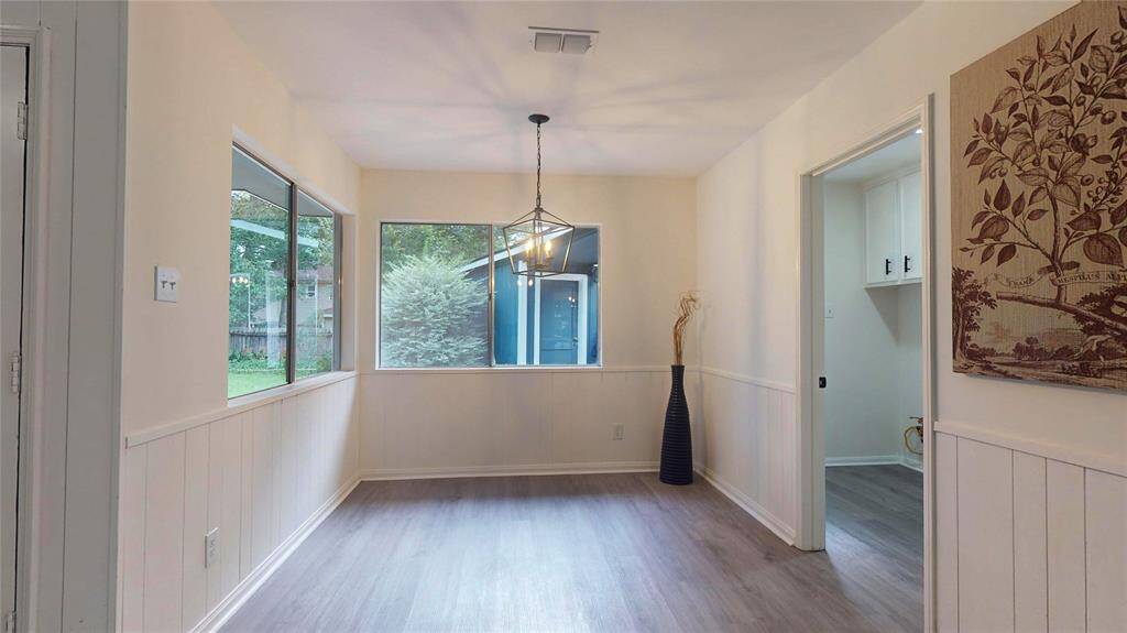 And speaking of the breakfast area... so many windows throughout the house!