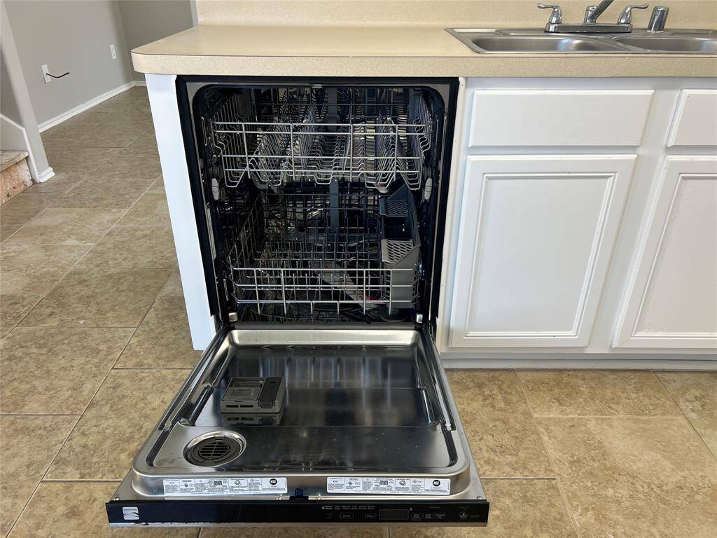ALMOST NEW DISHWASHER