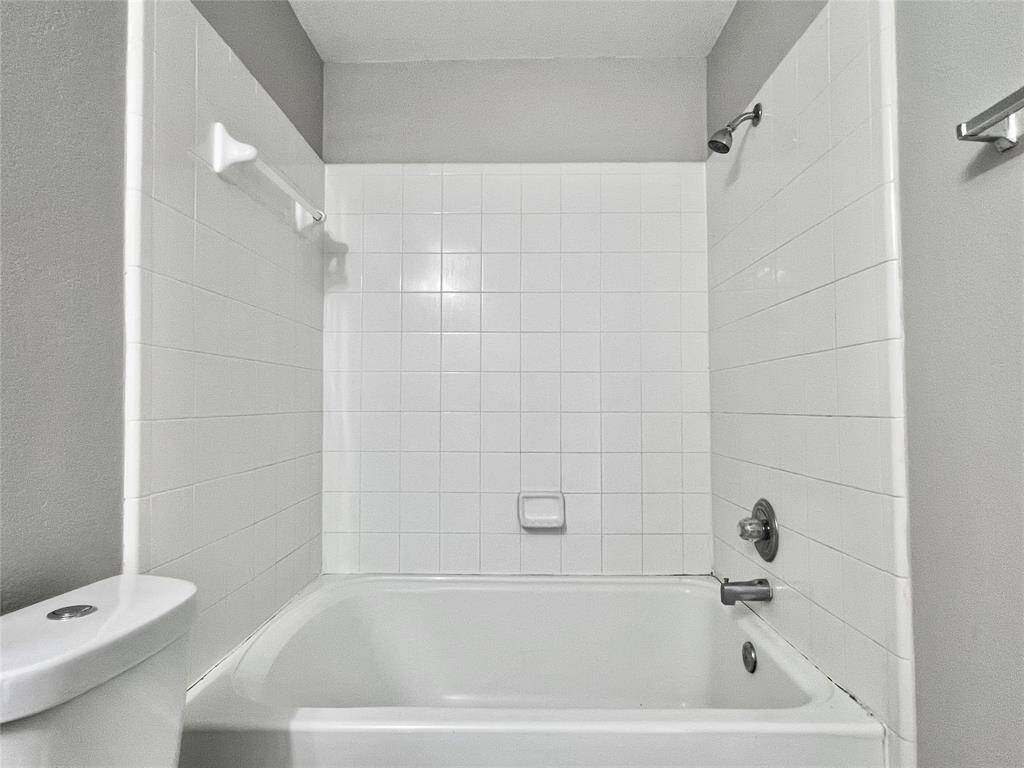 CLOSE-UP OF PRIMARY BATH TUB