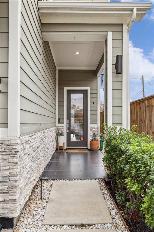 Beautiful covered front entry.