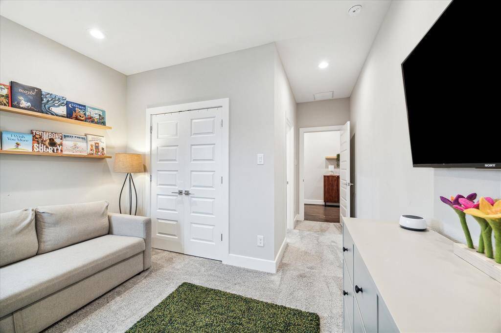 Secondary guest bedroom.