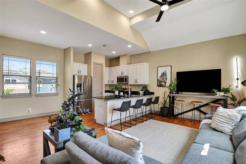 Kitchen area with a breakfast area to the left.