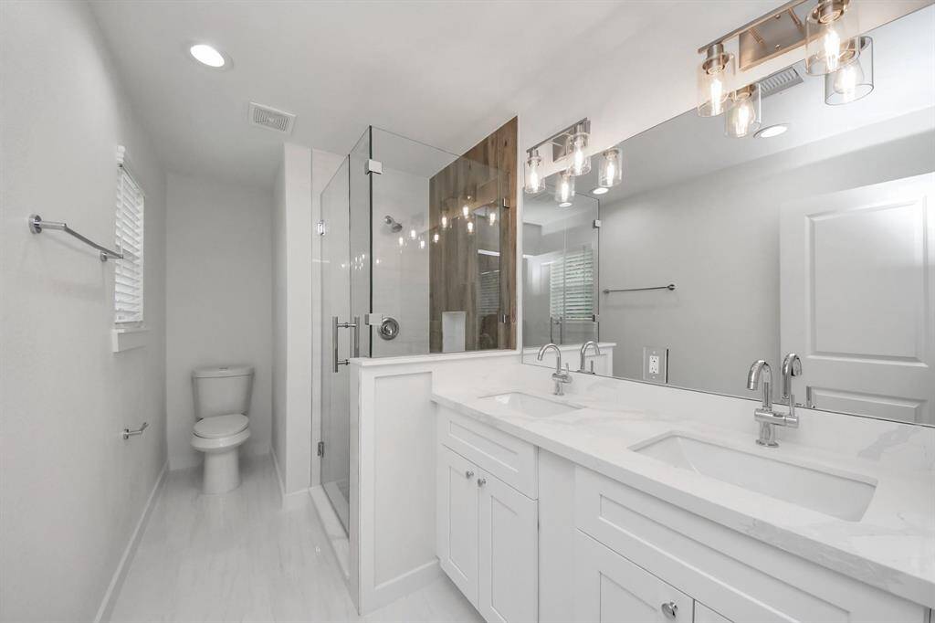 primary bathroom upstairs