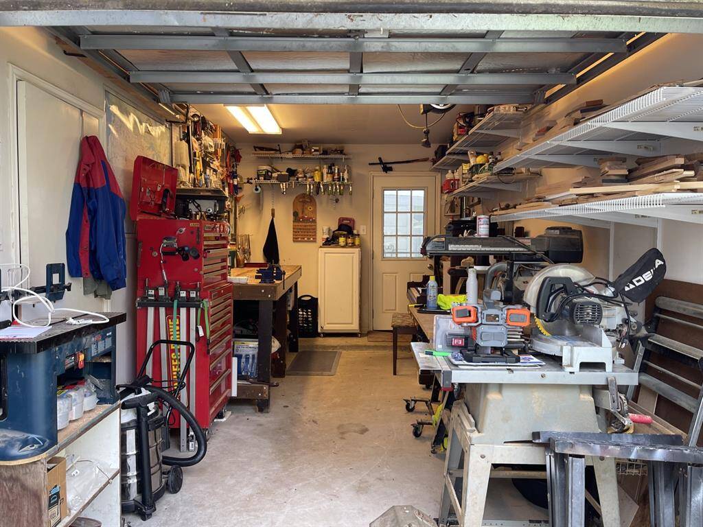 The workshop in the third garage is temperature controlled.
