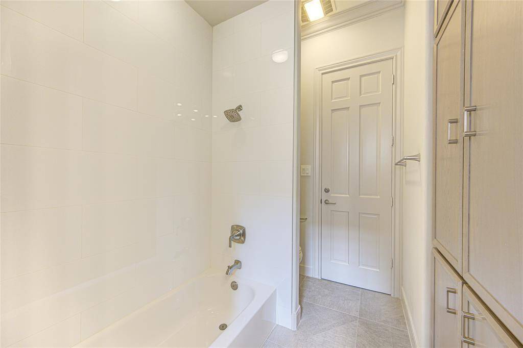 2nd downstairs bedroom en-suite bath w/ tub
