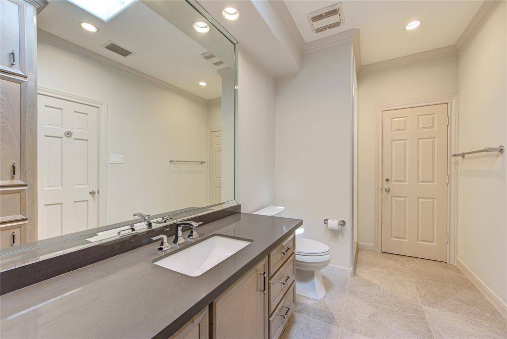 En-suite bathroom w/ shower
