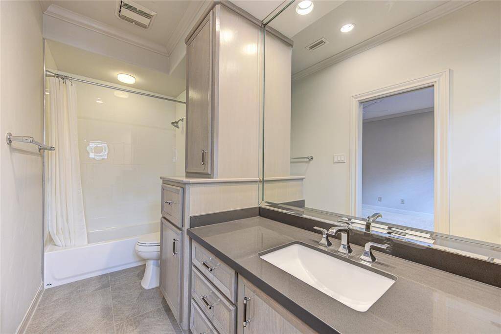 En-suite bathroom w/tub