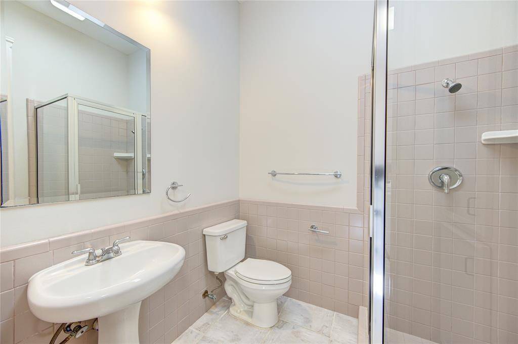 Bonus full bathroom off of utility room - 1st floor
