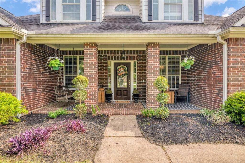 Beautiful front porch overlooking the cul-de-sac street.