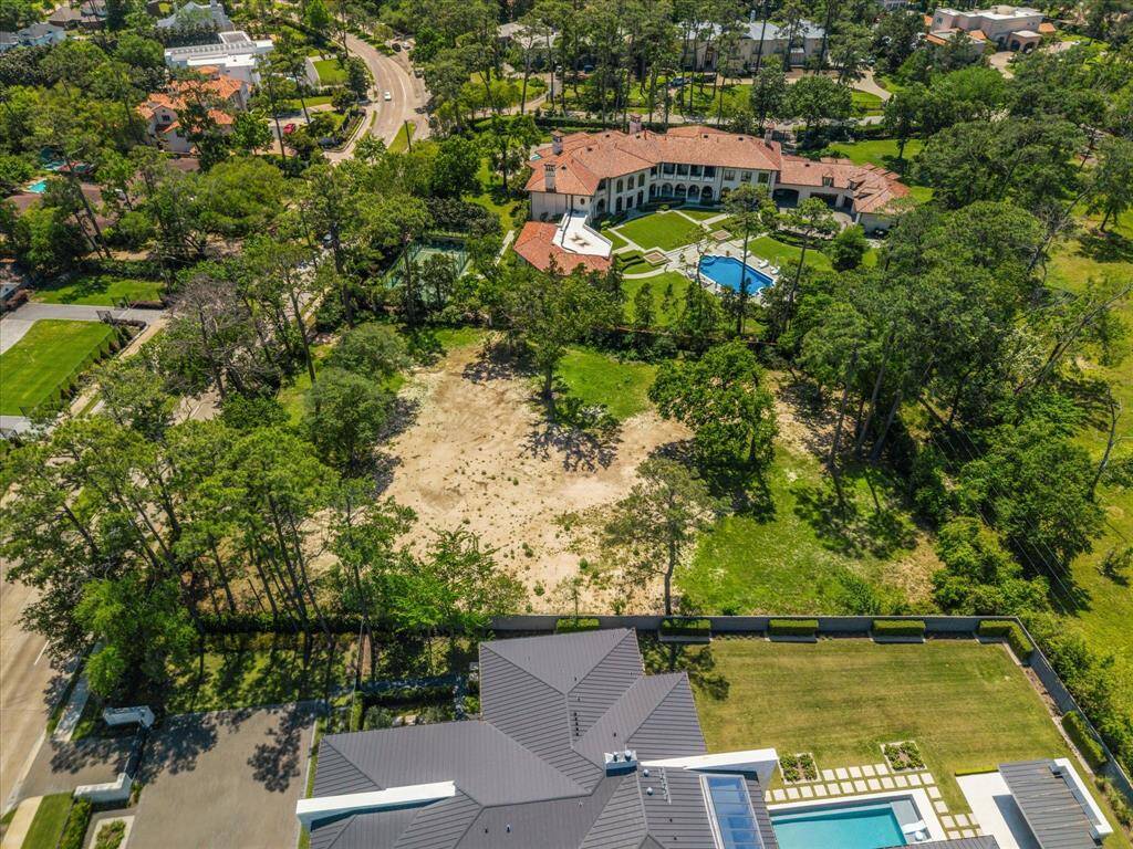 Incredible opportunity to build your dream home on a 1.2 acre lot in one of Memorial's mostprestigious neighborhoods, Memorial Close In.