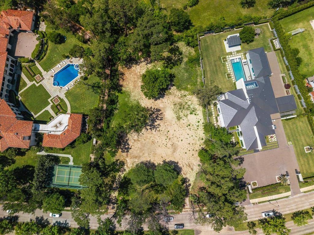 Incredible opportunity to build your dream home on a 1.2 acre lot in one of Memorial's mostprestigious neighborhoods, Memorial Close In.