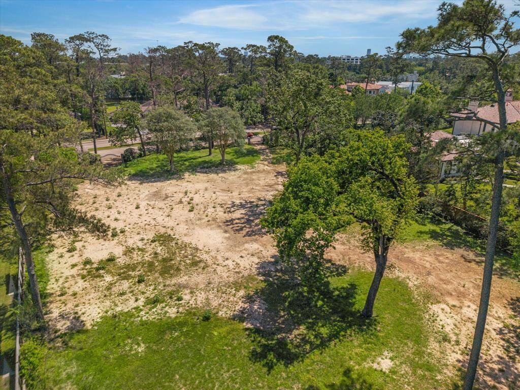 Fantastic lot nestled in Bayou Woods of Memorial Close In. The large lot offers generous building lines allowing for a fabulous custom home.