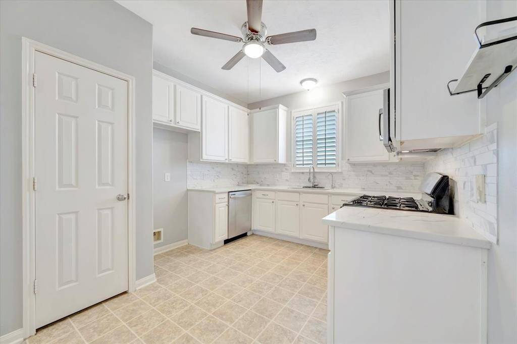 Gorgeous updated kitchen with big pantry.