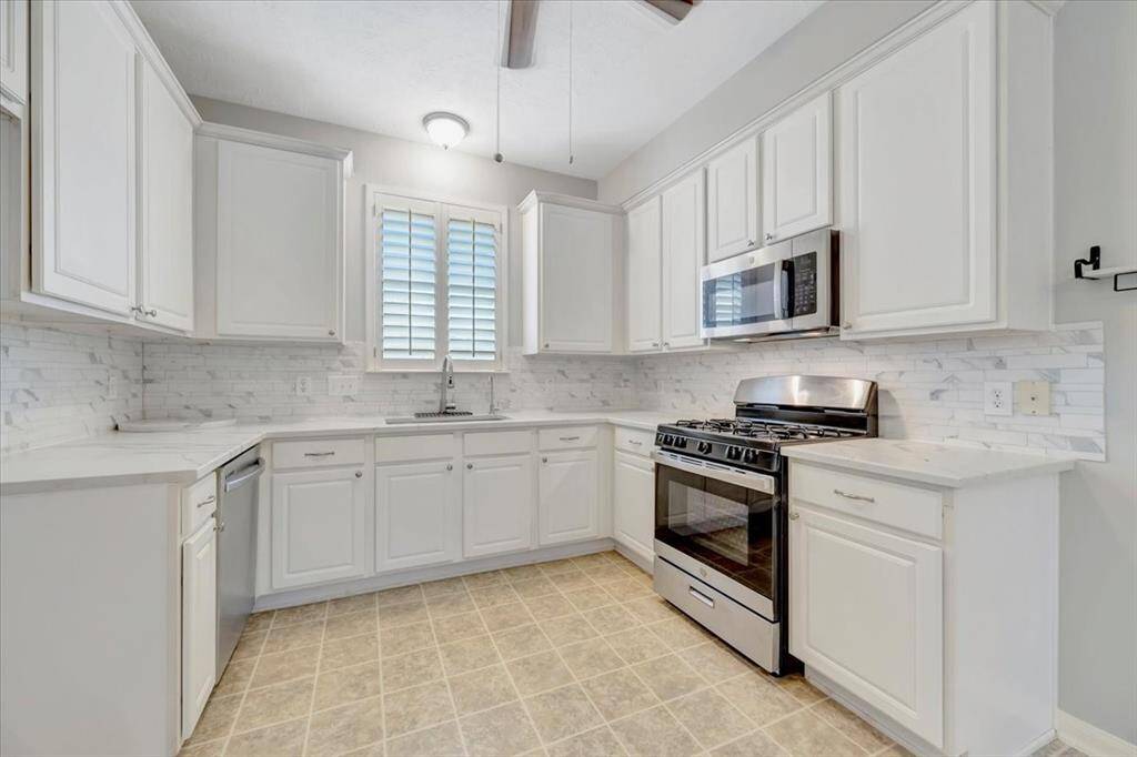 Look at the beautiful backsplash. Light and neutral.