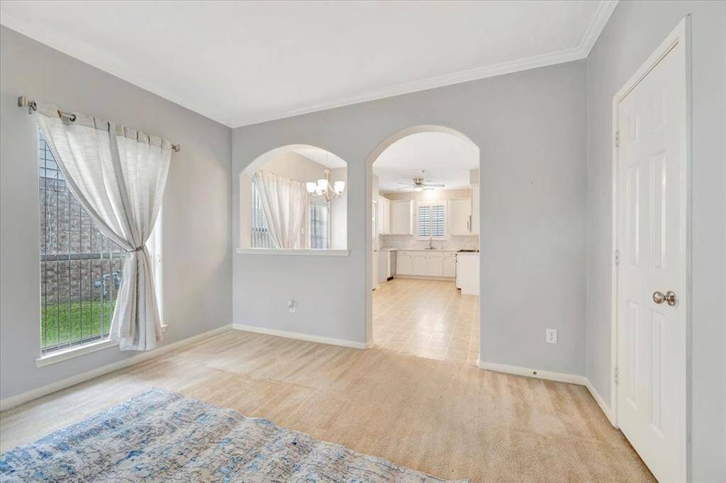 So much room in the living room. Check out the arches!