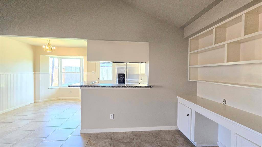 The built-in desk and bookshelf area offer the perfect spot to organize your mail or create a cozy workspace. It’s both functional and stylish, adding charm to this welcoming room.