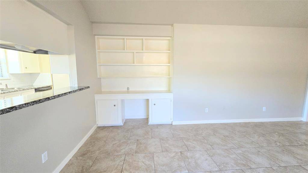 This built-in desk and bookshelf area in the den is perfect for keeping an eye on the kids while they do their homework, all while you prepare dinner. It’s a functional space that also offers extra seating, making multitasking a breeze.