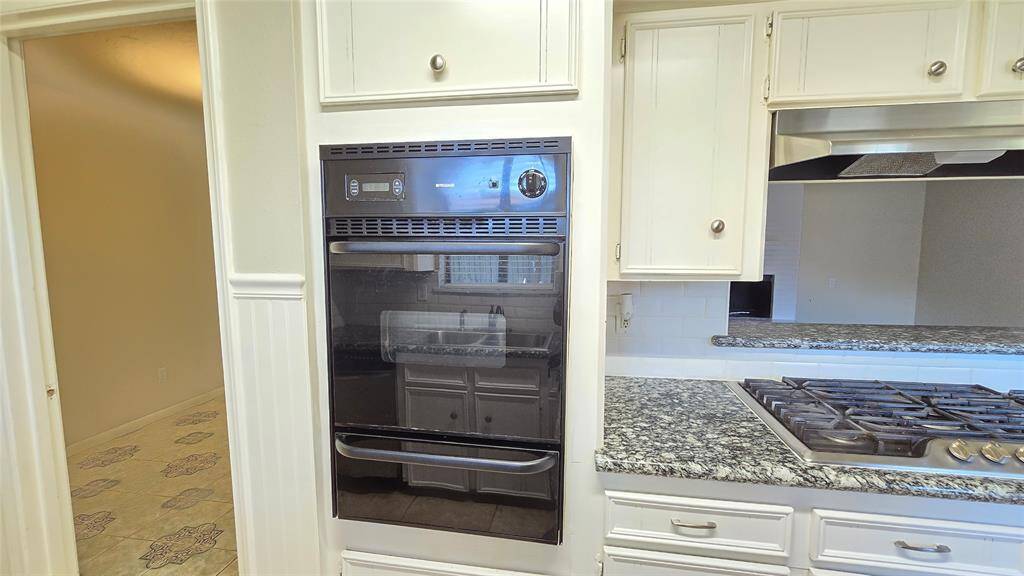 The built-in gas oven is a chef’s dream, offering precise control for cooking your favorite meals.