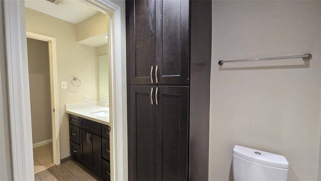This updated bathroom offers plenty of cabinet space for all your essentials, including extra storage in the sink area. With ample room, it’s perfect for small ones to share, making mornings and bath time hassle-free.