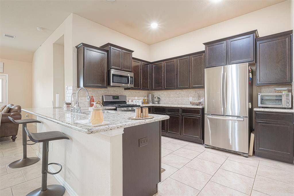 Spacious kitchen with granite countertops, SS appliances, plenty of cabinets and countertop space.