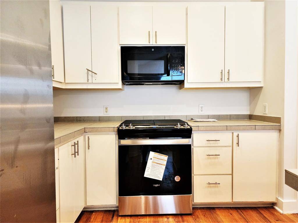 New range+vent hood+microwave