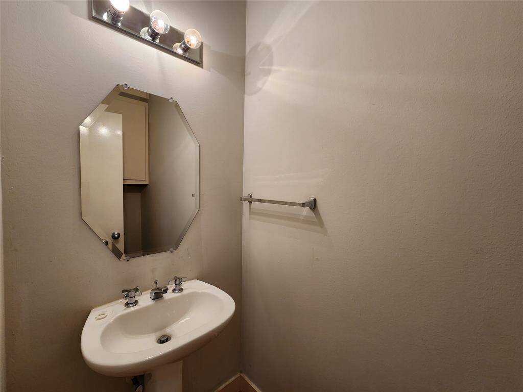 Half bath in the 2nd floor