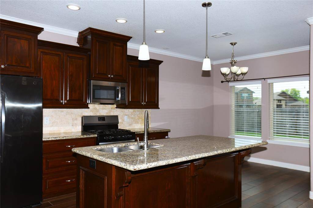 Kitchen & Dining