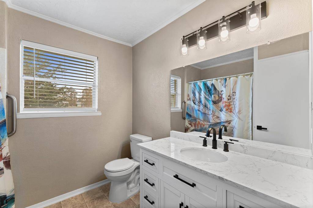 Master bedroom has an en-suite bathroom.
