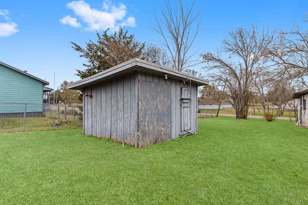 Spacious fenced backyard. Ideal for outdoor activities and relaxation.