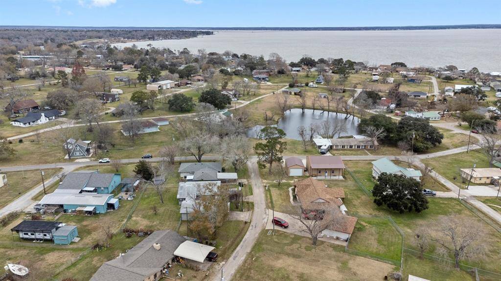 The neighborhood features a small pond, and a scenic view of Lake Livingston. Perfect for those seeking a tranquil setting.