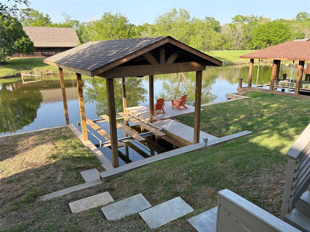Steps outside your backdoor is the beauty of the lake. The convenience of having your own boathouse with boatlift is priceless. Next to the boathouse is a deck and walkway make from deck composite. Boat around the bend and you'll be in the open water of Lake Conroe.