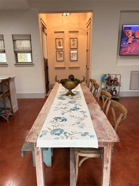 After walking through the front door you'll see this beautiful open concept home. A large kitchen, dining, and family rooms are light and bright with high ceilings and lots of windows. The dining area can accommodate a large size table that's great for family or a gathering of friends.