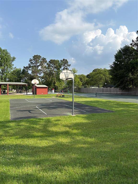 Neighborhood basketball and tennis courts. Next to pool 1.