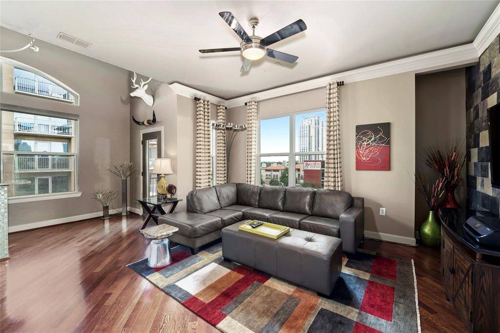 Welcome to this immaculate top floor corner unit in the Piedmont in the heart of River Oaks/Montrose. Out of your living room windows and covered balcony are north and northeastern city views. Nothing but sky!