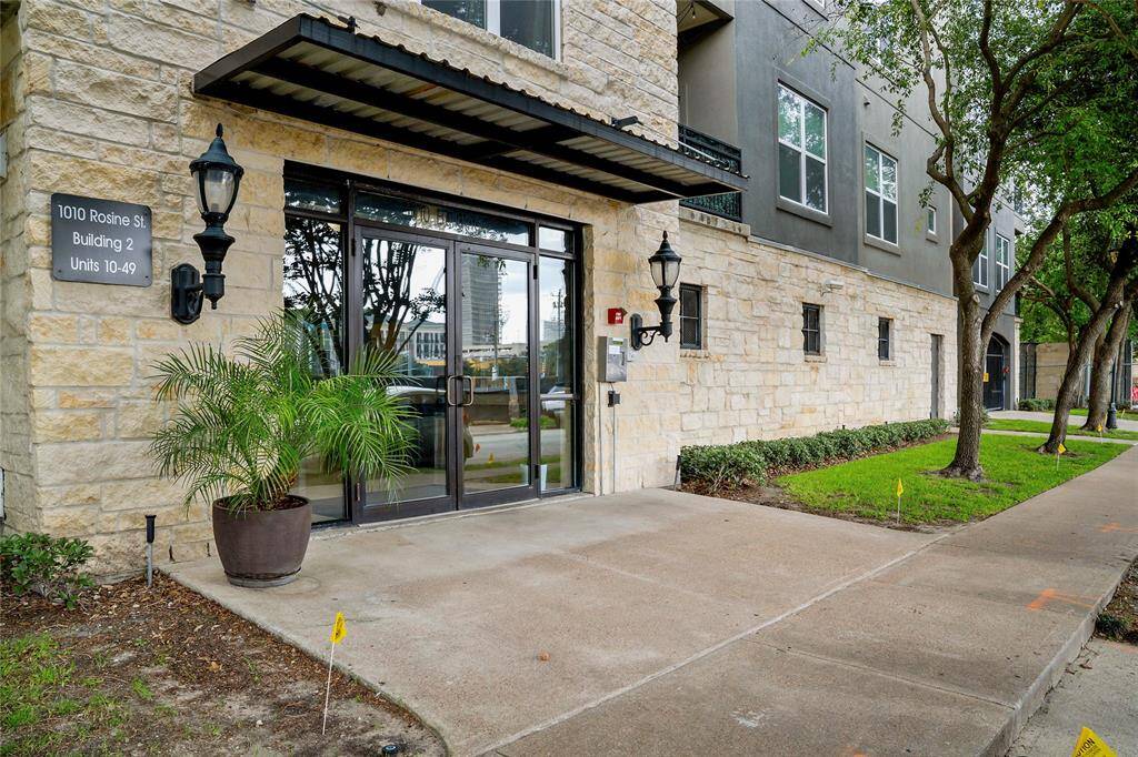 Entry to the Piedmont at River Oaks just off Rosine Street.