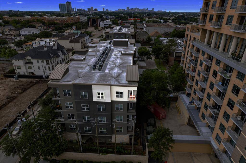 A closer look at your top floor corner unit as we look south. 10 minutes to downtown, 10 minutes to the Galleria and just 15 minutes to the medical center of Houston. You are centrally located and walking distance to Houston's top restaurants, shopping, and nightlife.