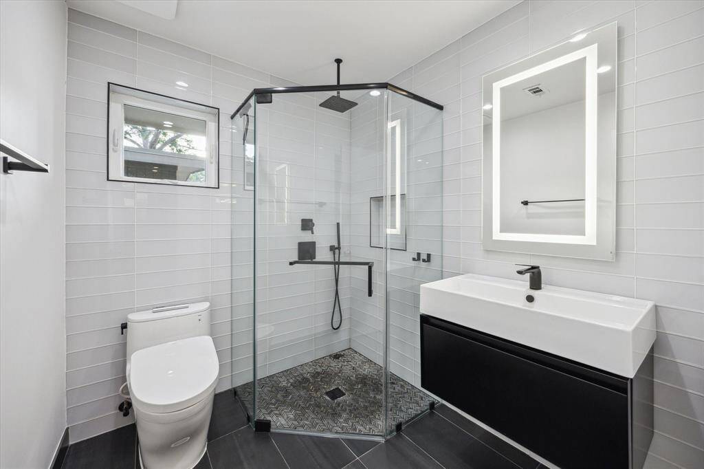 2021 remodel - Crisp and clean primary bathroom with modern fixtures