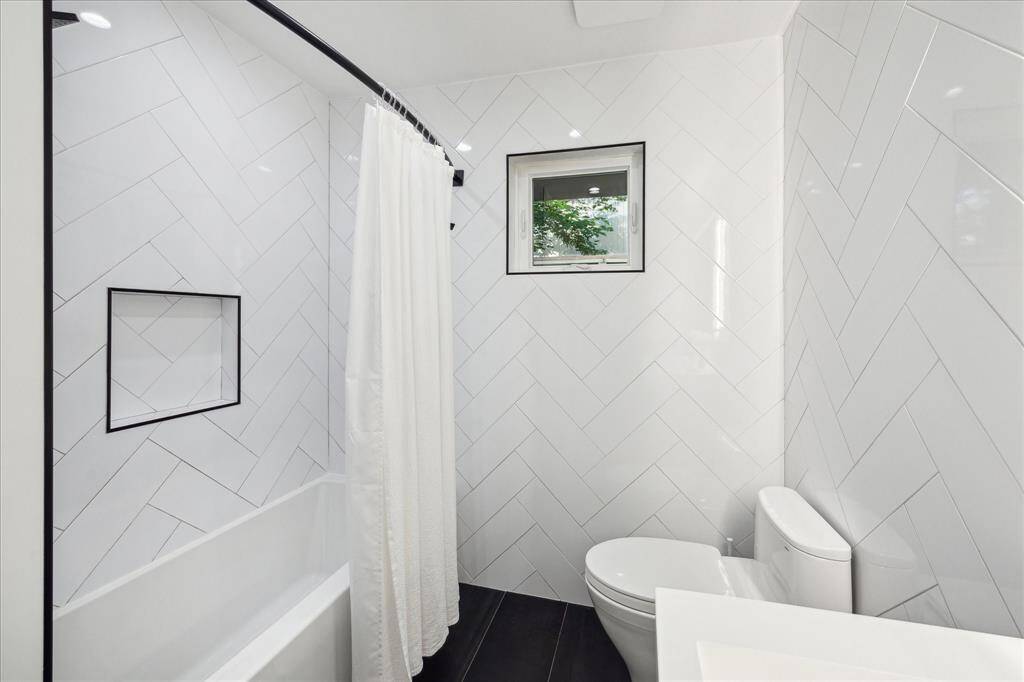 2021 updated hall bath has tub/shower combo and modern fixtures
