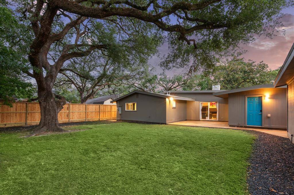 Fully fenced, pool size back yard
