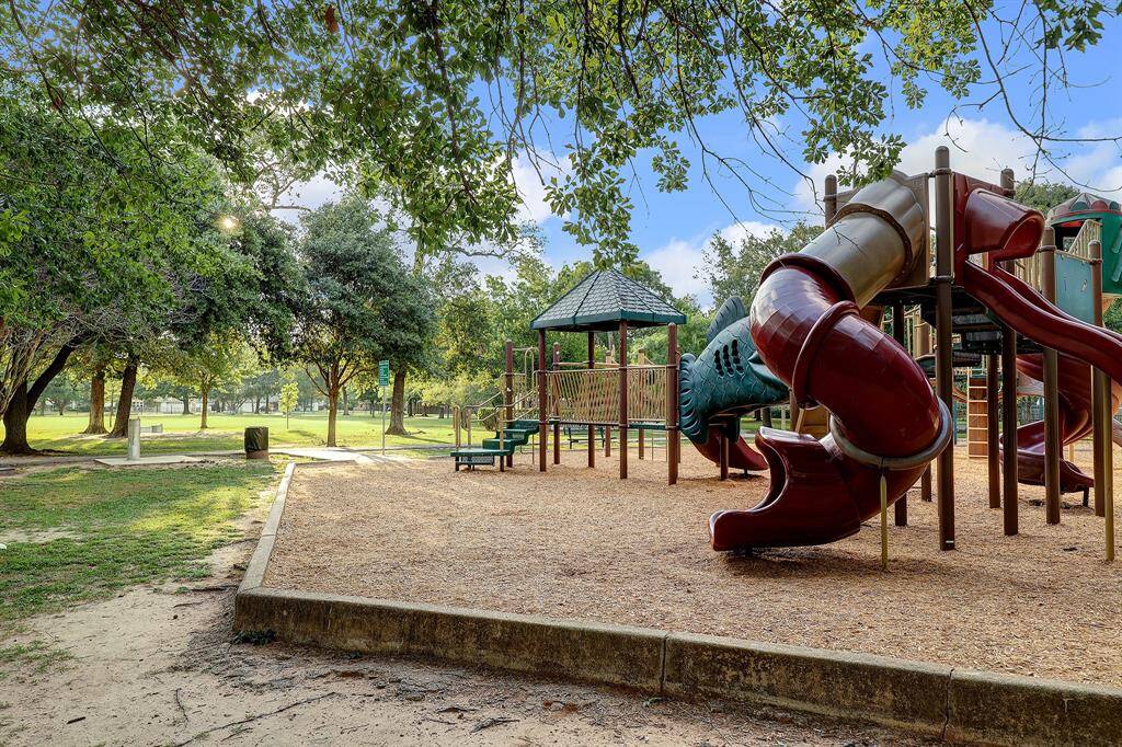 Nob Hill Park is within walking distance