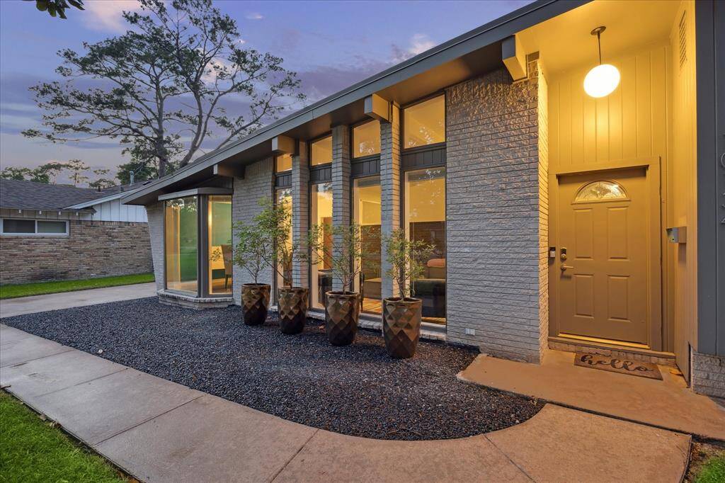 Fabulously welcoming walkway for your guests