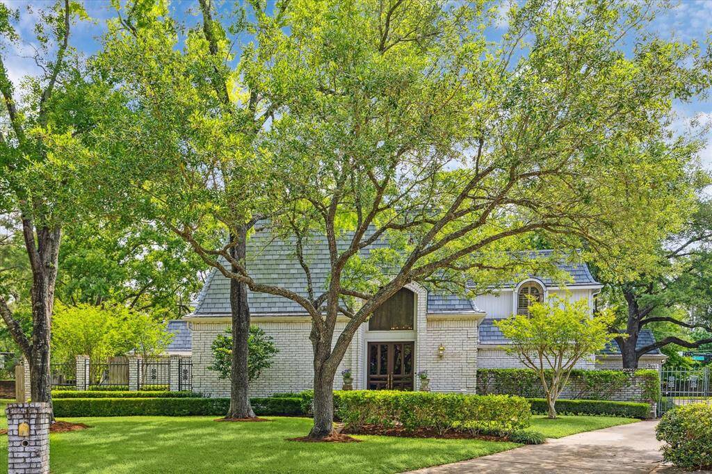 front shot on rear of culdesac street