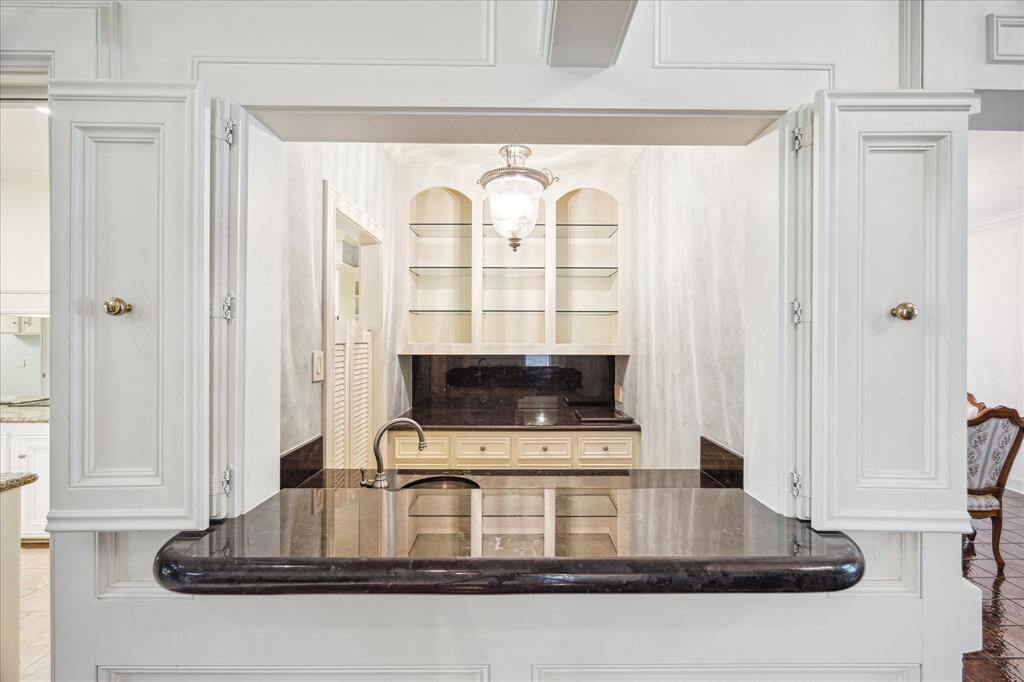 wet bar adjacent to living room and off entry