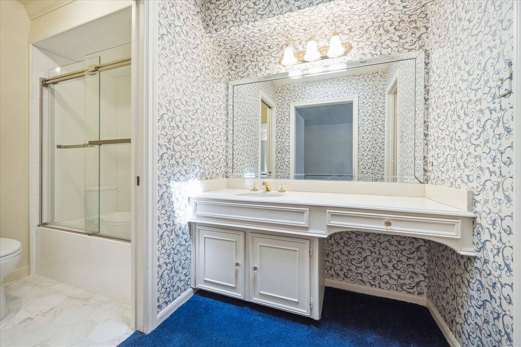 secondary bathroom (2 upstairs