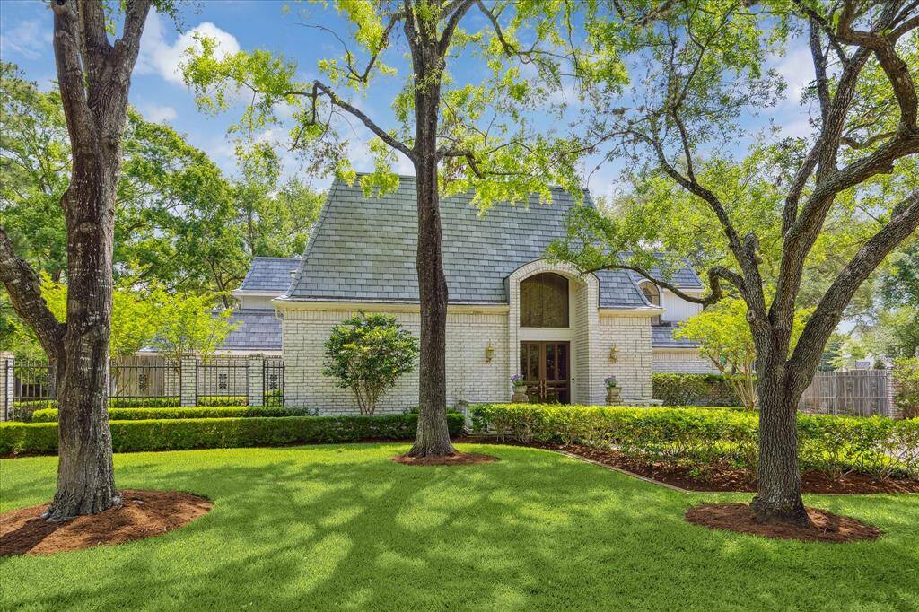 This incredible home sits majestically on this culdesac street, a prime location in Hunters Creek