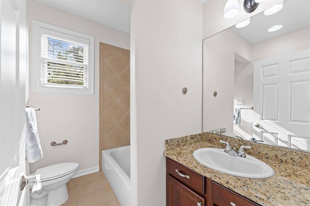 Secondary bedroom privaate en suite